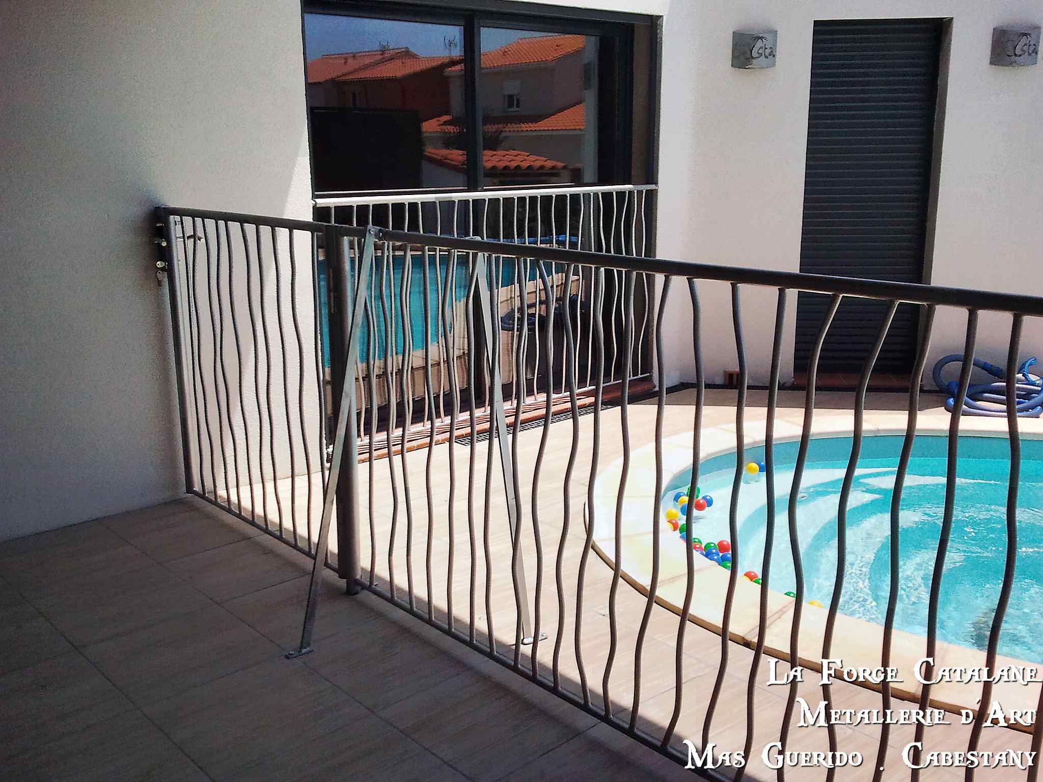 Garde corps protection piscine barreaux tordus forge catalane 2.jpg